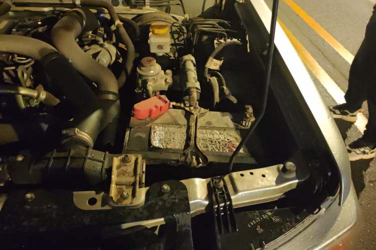 Used Dongfeng Ruichi 2018 2.5T Diesel Two-Wheel Drive Standard Version with Long Cargo Bed – ZD25T5 Engine Bay Left