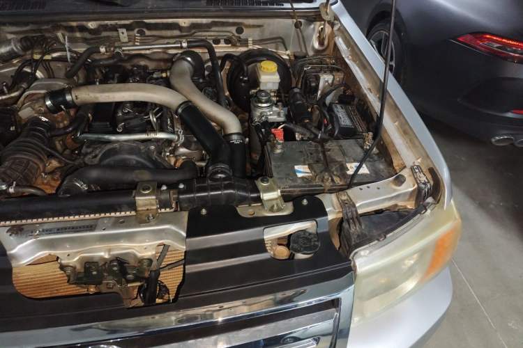 Used Dongfeng Ruichi 2018 2.5T Diesel 4x4 Standard Version ZD25T5 Engine Bay Left