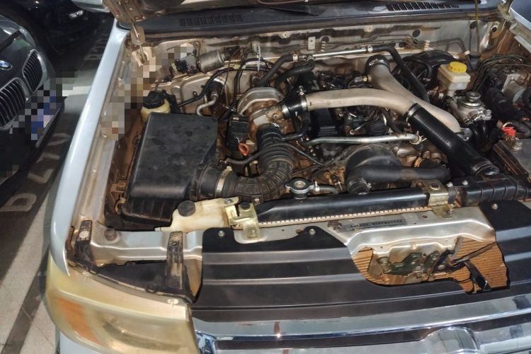 Used Dongfeng Ruichi 2018 2.5T Diesel 4x4 Standard Version ZD25T5 Engine Bay Right