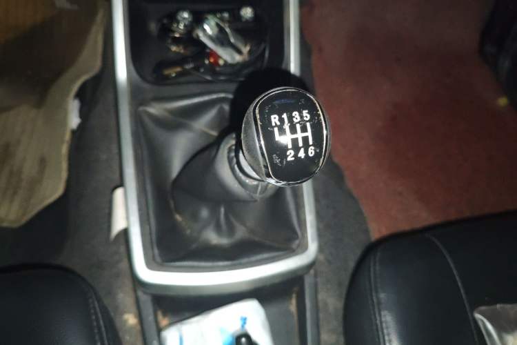 Used Dongfeng Ruichi 2018 2.5T Diesel Two-Wheel Drive Standard Version with Long Cargo Bed – ZD25T5 Gear Lever