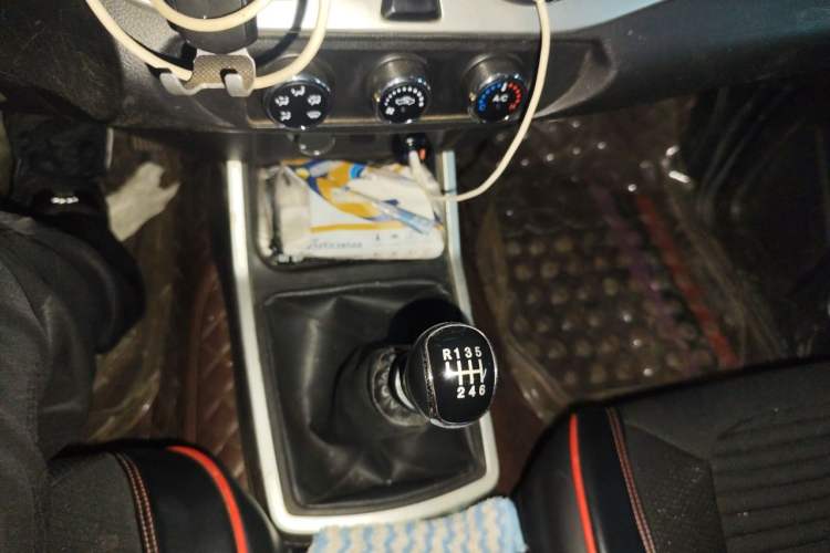 Used Dongfeng Ruichi 2018 2.5T Diesel 4x4 Standard Version ZD25T5 Gear Lever