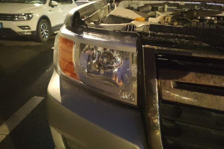 Used Dongfeng Ruichi 2018 2.5T Diesel Two-Wheel Drive Standard Version with Long Cargo Bed – ZD25T5 Right Front Headlight
