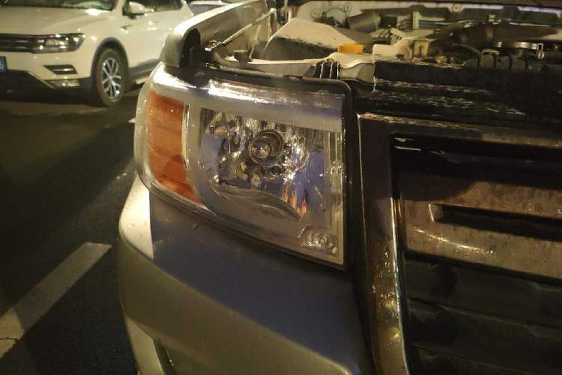 Used Dongfeng Ruichi 2018 2.5T Diesel Two-Wheel Drive Standard Version with Long Cargo Bed – ZD25T5 Right Front Headlight
