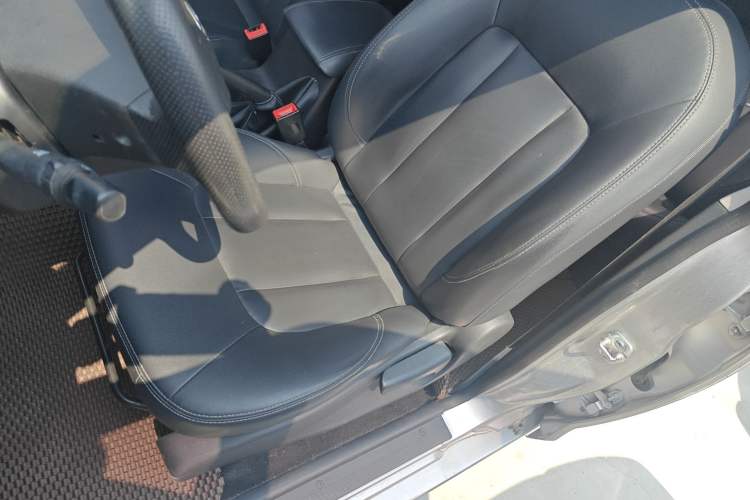 Used Dongfeng Ruichi 2021 2.4L Gasoline Two-Wheel-Drive Base Version with Long Cargo Bed 2TZD Left Front Seat