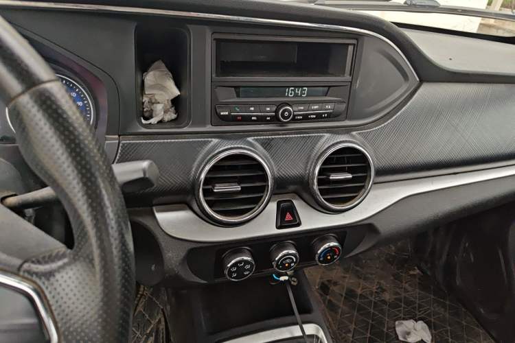 Used Dongfeng Ruichi 2021 2.4T Diesel Two-Wheel Drive Base Version YCY24165-61 Audio And AC Panel