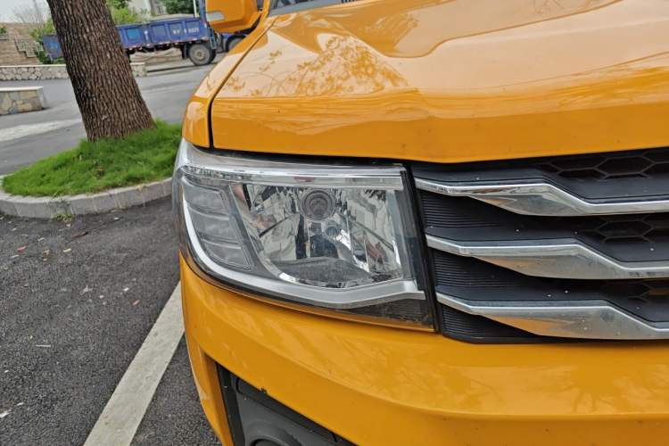 Used Dongfeng Ruichi 2021 2.4T Diesel Two-Wheel Drive Base Version YCY24165-61 Right Front Headlight