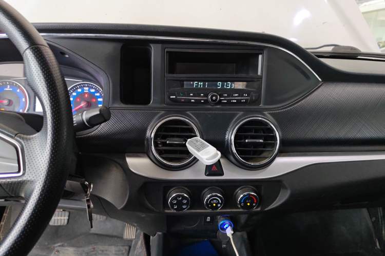 Used Dongfeng Ruichi 2021 2.4T Diesel Two-Wheel Drive Business Edition Long Cargo Bed YCY24165-61 Audio And AC Panel