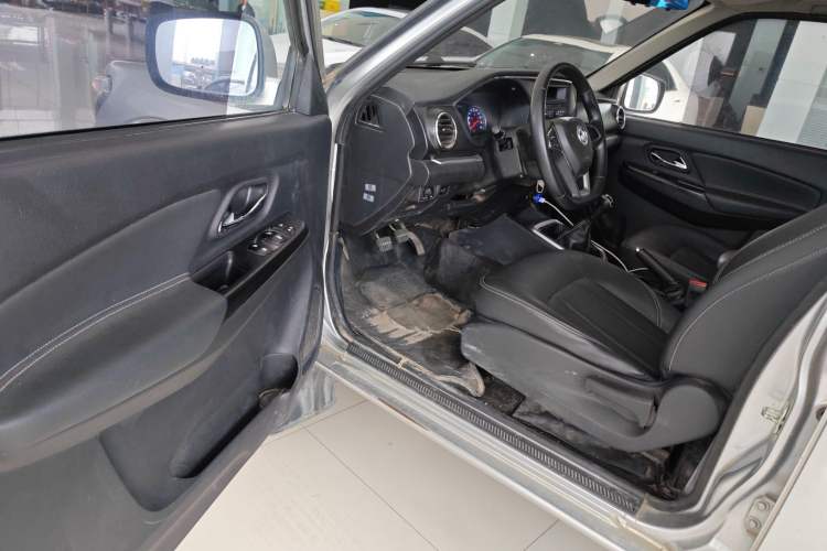Used Dongfeng Ruichi 2021 2.4T Diesel Two-Wheel Drive Business Edition Long Cargo Bed YCY24165-61 Driver Seat