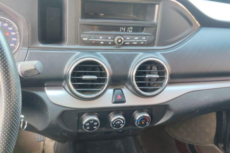 Used Dongfeng Ruichi 2021 2.4L Gasoline Two-Wheel-Drive Base Version with Long Cargo Bed 2TZD Audio And AC Panel