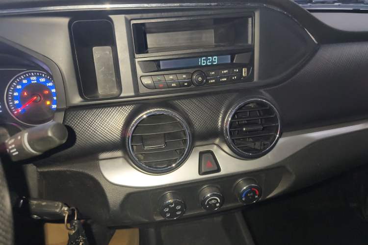 Used Dongfeng Ruichi 2021 2.4L Gasoline Two-Wheel-Drive Base Version with Long Cargo Bed 2TZD Audio And AC Panel