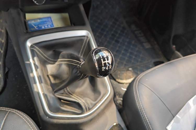 Used Dongfeng Ruichi 2021 2.4L Gasoline 4x4 Base Model with Long Cargo Bed 2TZD Gear Lever