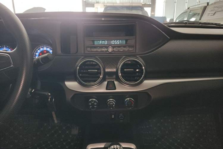 Used Dongfeng Ruichi 2023 2.4T Diesel Two-Wheel Drive Base Version YCY24165-61 Audio And AC Panel