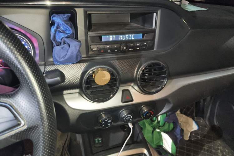 Used Dongfeng Ruichi 2023 2.4L Gasoline Two-Wheel-Drive Base Model for Entrepreneurship Model 2TZH Audio And AC Panel