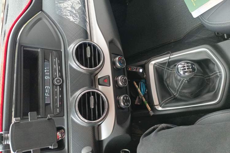 Used Dongfeng Ruichi 2023 2.4T Diesel Two-Wheel Drive Business Edition Long Cargo Bed YCY24165-61 Audio And AC Panel