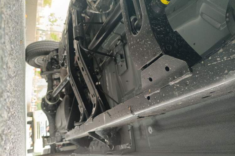 Used Dongfeng Ruichi 2023 2.4T Diesel Two-Wheel Drive Business Edition Long Cargo Bed YCY24165-61 Chassis Front Left