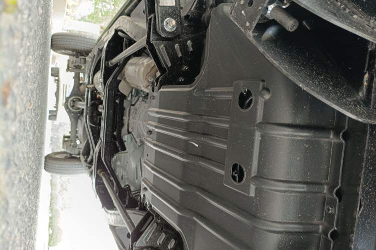 Used Dongfeng Ruichi 2023 2.4T Diesel Two-Wheel Drive Business Edition Long Cargo Bed YCY24165-61 Chassis Front