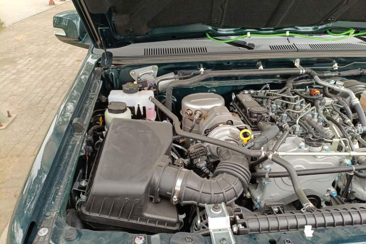 Used Dongfeng Ruichi 2023 2.4T Diesel Two-Wheel Drive Business Edition Long Cargo Bed YCY24165-61 Engine Bay Right