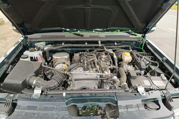 Used Dongfeng Ruichi 2023 2.4T Diesel Two-Wheel Drive Business Edition Long Cargo Bed YCY24165-61 Engine Bay