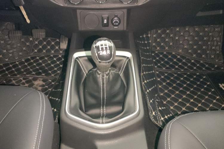 Used Dongfeng Ruichi 2023 2.4T Diesel Two-Wheel Drive Base Version YCY24165-61 Gear Lever