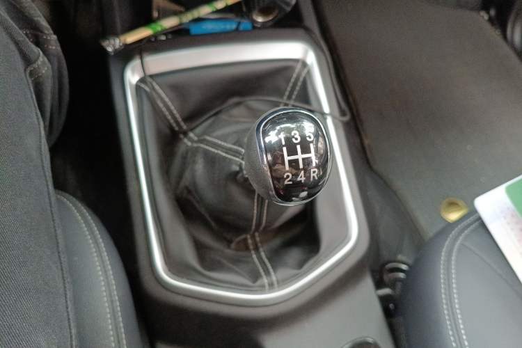 Used Dongfeng Ruichi 2023 2.4T Diesel Two-Wheel Drive Business Edition Long Cargo Bed YCY24165-61 Gear Lever