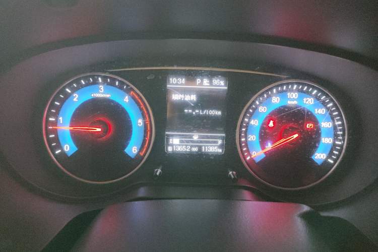 Used Dongfeng Ruichi 2023 2.4T Diesel Two-Wheel Drive Base Version YCY24165-61 Instrument Cluster
