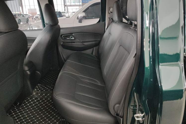 Used Dongfeng Ruichi 2023 2.4T Diesel Two-Wheel Drive Base Version YCY24165-61 Interior 4