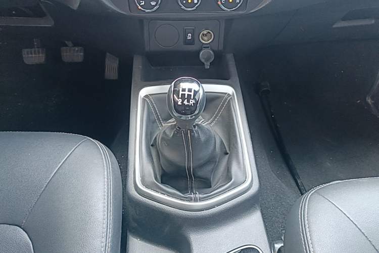 Used Dongfeng Ruichi 2023 2.4T Diesel Two-Wheel Drive Business Edition Long Cargo Bed YCY24165-61 Gear Lever
