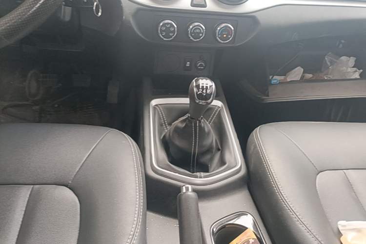 Used Dongfeng Ruichi 2023 2.4T Diesel Two-Wheel Drive Business Edition Long Cargo Bed YCY24165-61 Gear Lever