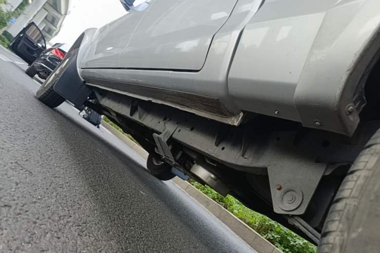 Used Dongfeng Ruichi 2023 2.4T Diesel Two-Wheel Drive Business Edition Long Cargo Bed YCY24165-61 Left Side Sill