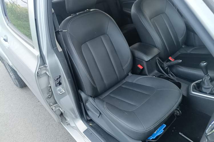 Used Dongfeng Ruichi 2023 2.4T Diesel Two-Wheel Drive Business Edition Long Cargo Bed YCY24165-61 Right Front Seat