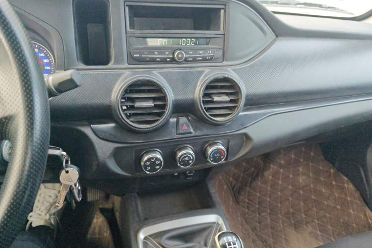 Used Dongfeng Ruichi 2025 Model 2.4L Gasoline Two-Wheel-Drive Entrepreneur Edition—Base Model Audio And AC Panel