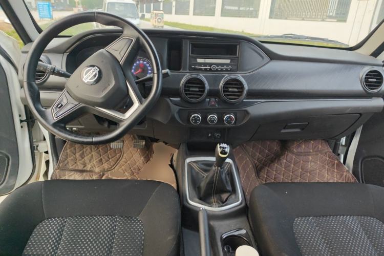Used Dongfeng Ruichi 2025 Model 2.4L Gasoline Two-Wheel-Drive Entrepreneur Edition—Base Model Center Console