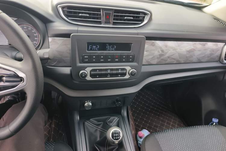 Used Dongfeng Ruichi 2026 Model 2.3T Diesel Four-Wheel Drive Manual Long-Box Flatbed Audio And AC Panel