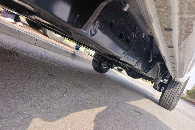 Used Dongfeng Ruichi 2026 Model 2.3T Diesel Four-Wheel Drive Manual Long-Box Flatbed Chassis Front Left