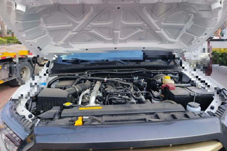 Used Dongfeng Ruichi 2026 Model 2.3T Diesel Four-Wheel Drive Manual Long-Box Flatbed Engine Bay
