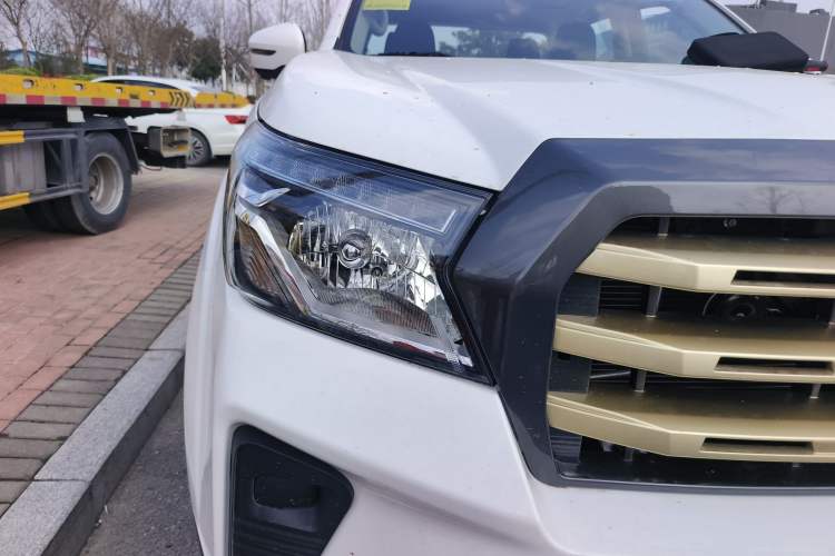 Used Dongfeng Ruichi 2026 Model 2.3T Diesel Four-Wheel Drive Manual Long-Box Flatbed Right Front Headlight