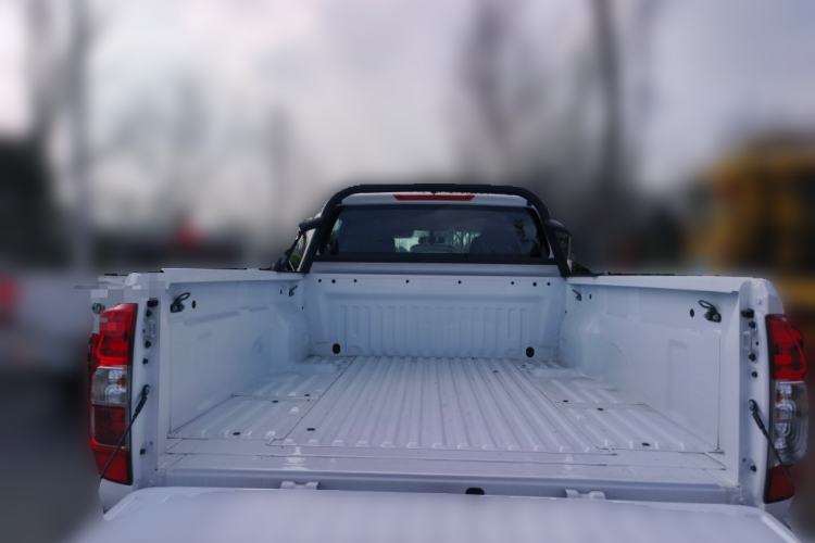 Used Dongfeng Ruichi 2026 Model 2.3T Diesel Four-Wheel Drive Manual Long-Box Flatbed Trunk