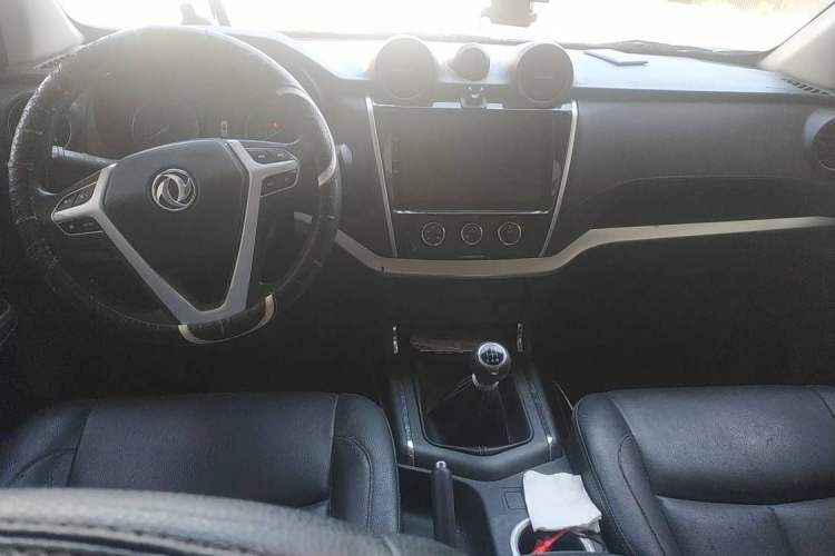 Used Dongfeng Ruichi 6 2019 2.5T Manual Two-Wheel Drive Diesel Standard Version ZD25T5 Center Console