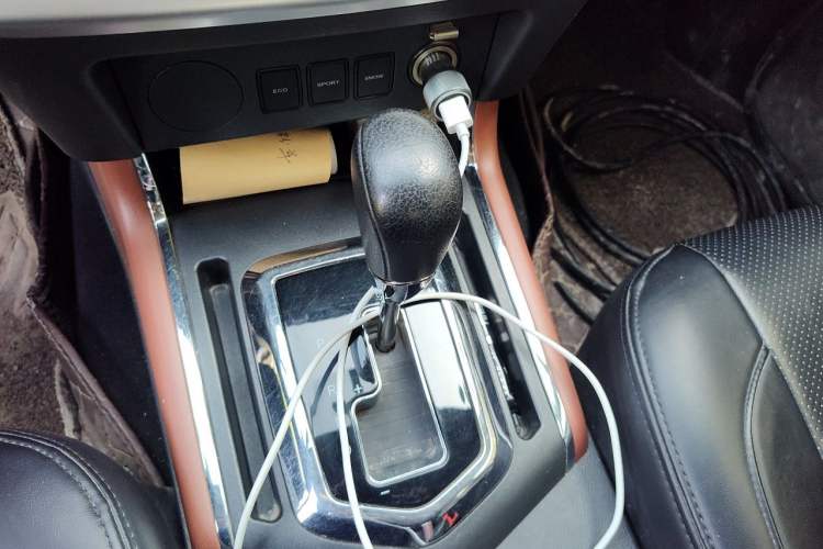 Used Dongfeng Ruichi 6 2019 2.5T Automatic Two-Wheel Drive Diesel Luxury ZD25T5 Gear Lever