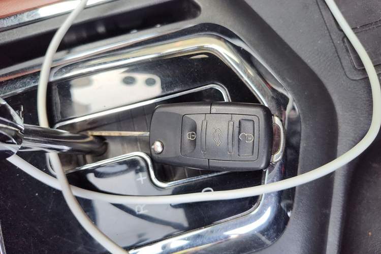 Used Dongfeng Ruichi 6 2019 2.5T Automatic Two-Wheel Drive Diesel Luxury ZD25T5 Vehicle Key