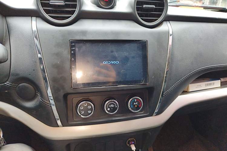Used Dongfeng Ruichi 6 2019 2.5T Manual Two-Wheel Drive Diesel Standard Version ZD25T5 Audio And AC Panel