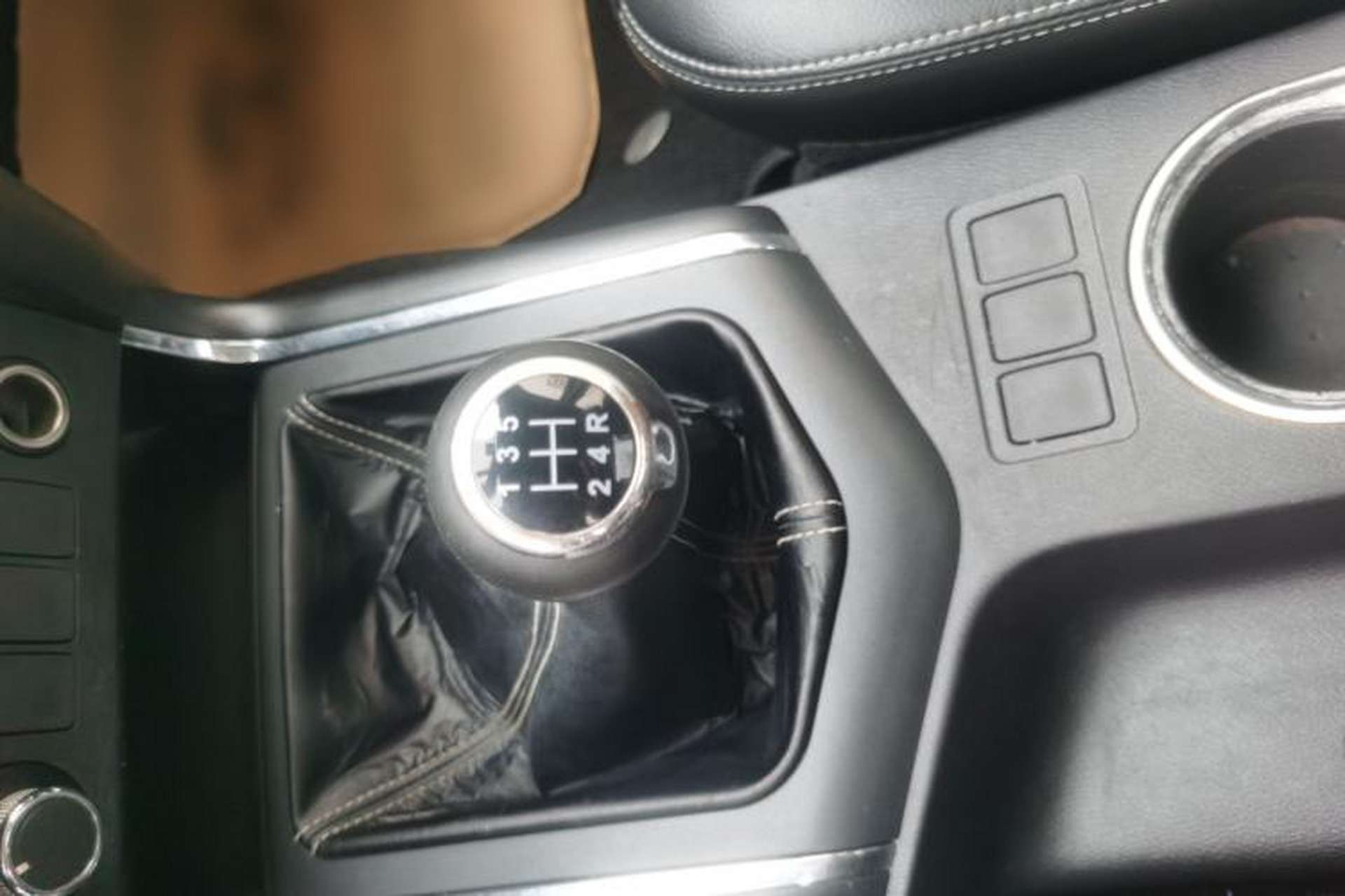 Used Dongfeng Ruichi 6 2019 2.5T Manual 4x4 Diesel Standard Version ZD25T5 Gear Lever