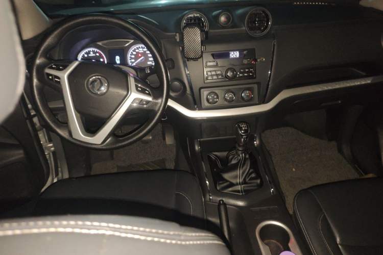 Used Dongfeng Ruichi 6 2020 2.3T Urban Edition Manual Diesel Two-Wheel-Drive Standard M9T Center Console