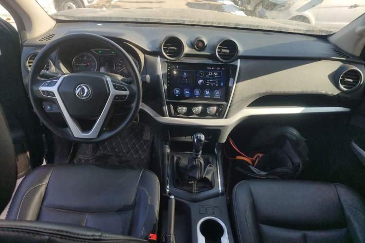 Used Dongfeng Ruichi 6 2021 2.3T Manual Two-Wheel Drive Diesel Standard Version with Long Cargo Bed M9T Interior 2