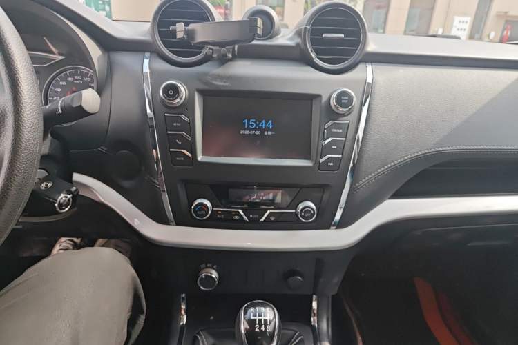 Used Dongfeng Ruichi 6 2021 2.3T Manual 4x4 Diesel Standard Version with Flat Bottom and Extended Cargo Bed M9T Audio And AC Panel