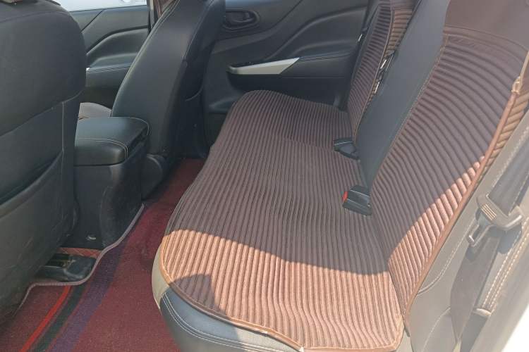 Used Dongfeng Ruichi 6 2021 2.3T Manual Two-Wheel Drive Diesel Standard Version with Long Cargo Bed M9T Interior 1