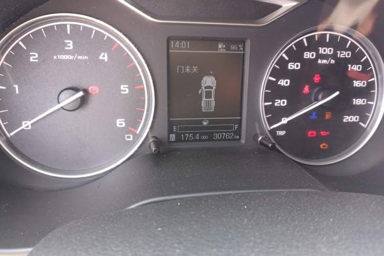 Used Dongfeng Ruichi 6 2021 2.3T Manual Two-Wheel Drive Diesel Standard Version with Long Cargo Bed M9T Odometer Close Up