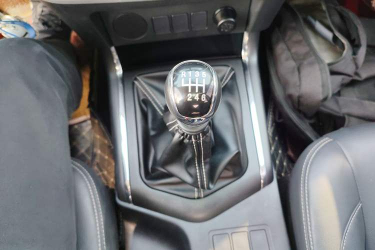 Used Dongfeng Ruichi 6 2023 Revised Version 2.3T Manual Two-Wheel Drive Diesel Standard Trim with Long Cargo Bed Gear Lever