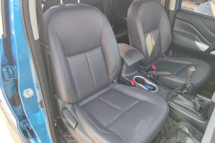 Used Dongfeng Ruichi 6 2023 Revised Version 2.3T Manual Two-Wheel Drive Diesel Standard Trim with Long Cargo Bed Right Front Seat
