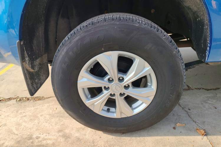 Used Dongfeng Ruichi 6 2023 Revised Version 2.3T Manual Two-Wheel Drive Diesel Standard Trim with Long Cargo Bed Right Rear Wheel Hub